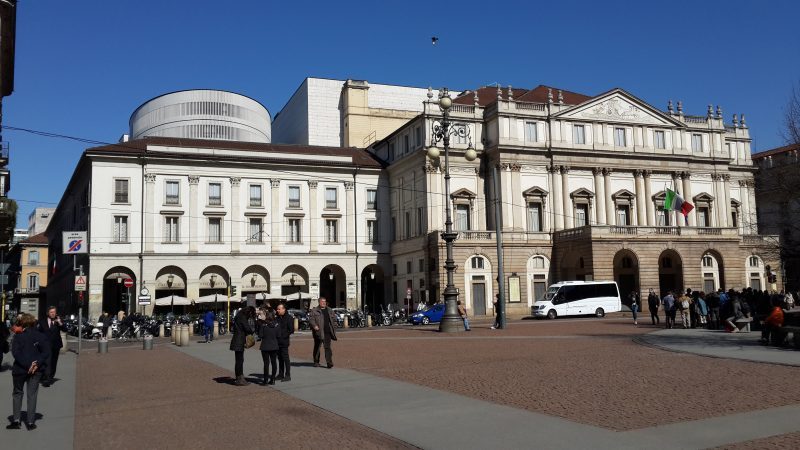 Cosa vedere a Milano in un giorno - Itinerario con mappa Teatro_alla_Scala-Milano-
