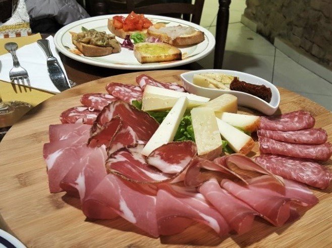 Meg Quinn Set 4 Piatti Per Antipasti Con Porta Bicchiere Da Vino - Melamina 17,8 Cm - Rosa, Verde, Viola, Giallo