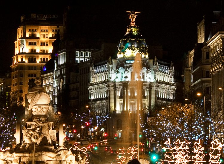 Plaza_de_Cibeles_(Madrid)_souvenirdiviaggio