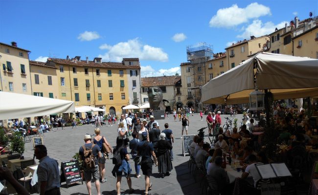 piazza anfiteatro-lucca-souvenirdiviaggio