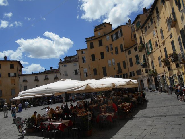 piazza anfiteatro lucca-souvenirdiviaggio