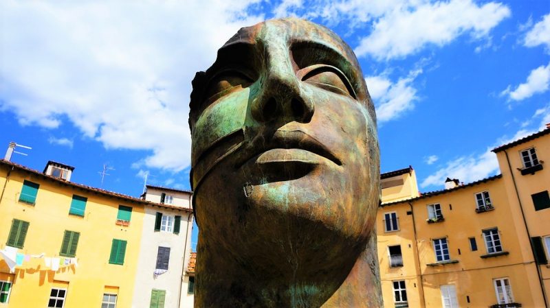 piazza anfiteatro-visitare lucca in un giorno