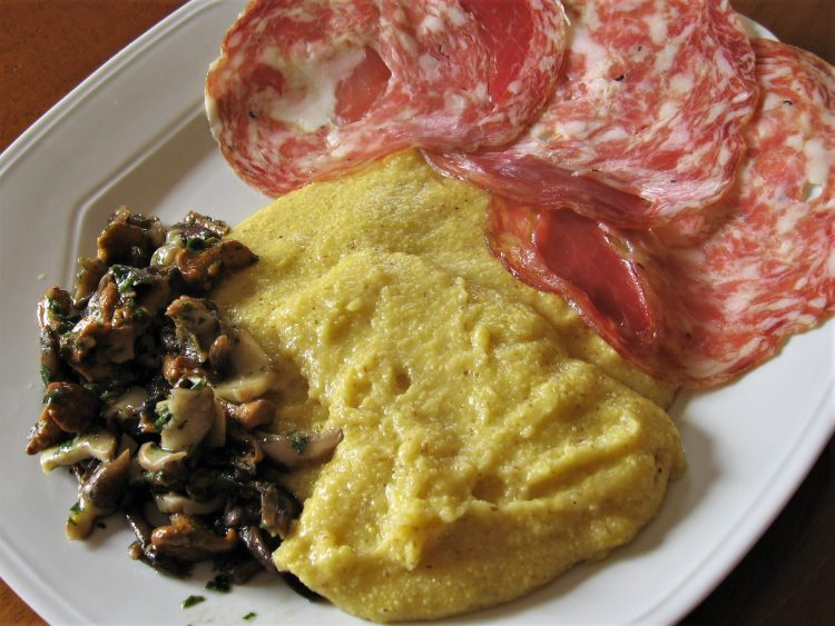 Polenta_con_sopressa_e_funghi-souvenirdiviaggio