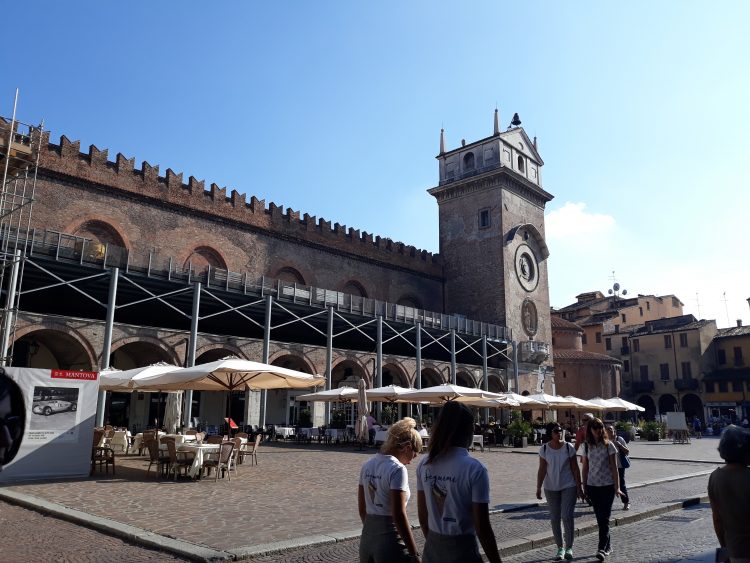 piazza delle erbe-mantova-souvenirdiviaggio