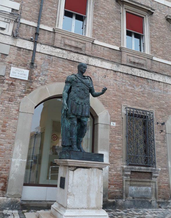 statua giulio cesare, piazza tre martiri rimini statua giulio cesare, piazza tre martiri rimini