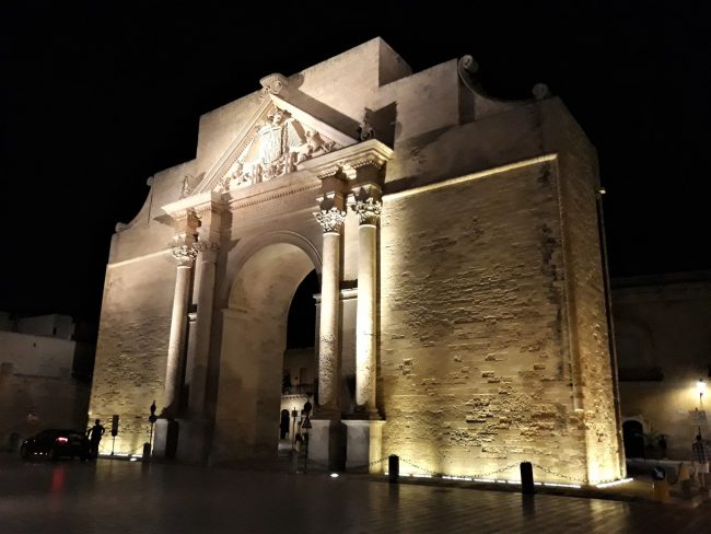 porta napoli di sera-lecce