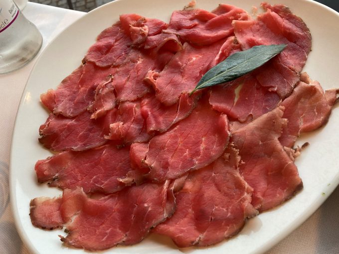 carne salada, piatti tipici del lago di garda