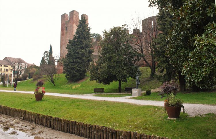 passeggiata lungo le mura di Castelfranco Veneto