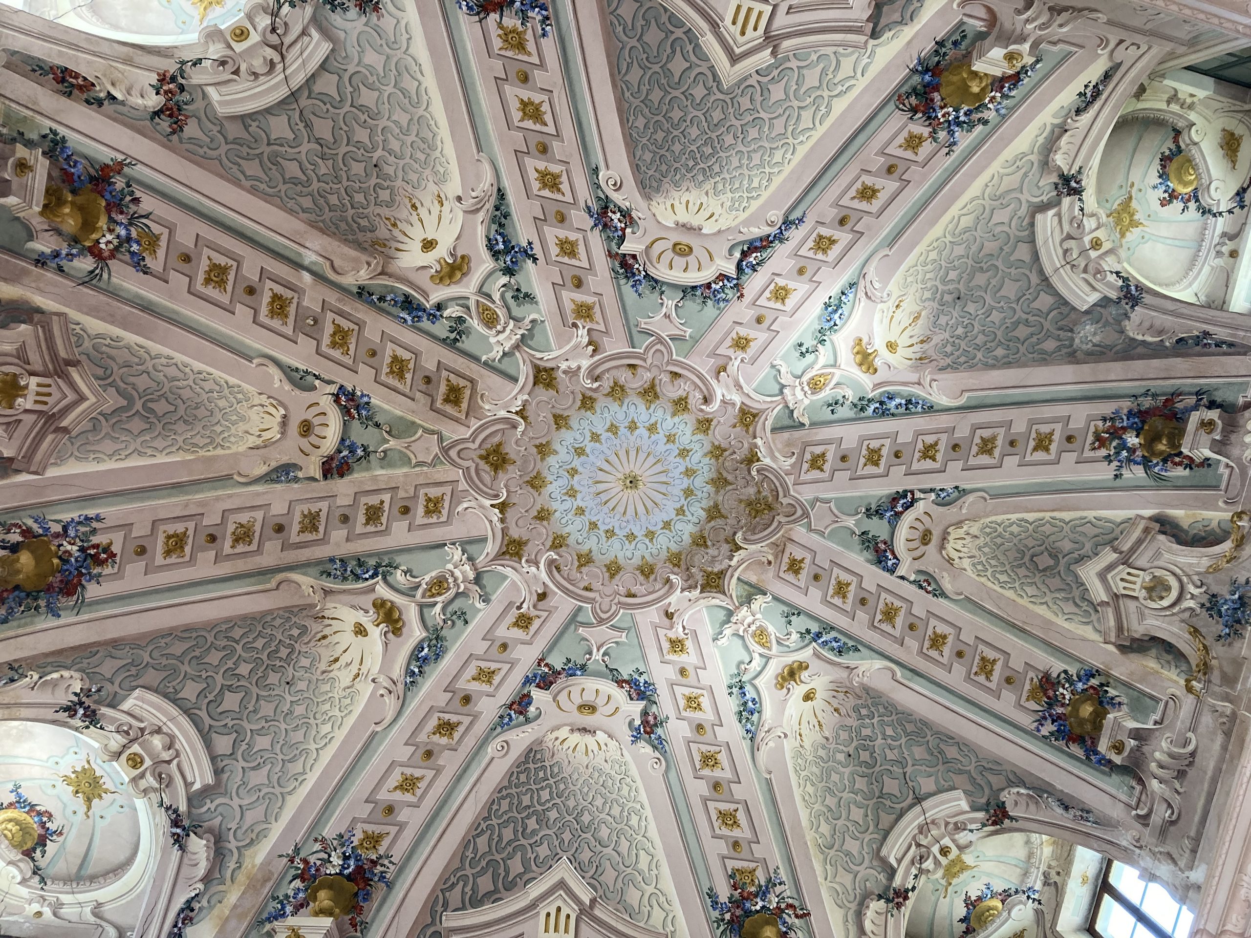 Visitare Villa Bettoni, dimora storica sul Lago di Garda Dettaglio Salone d'onore, Villa Bettoni, Gargnano - Lago di Garda