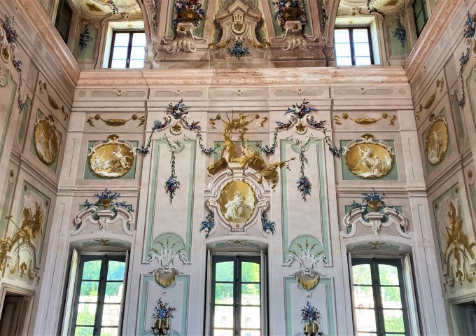 Visitare Villa Bettoni, dimora storica sul Lago di Garda Dettaglio Salone d'Onore, Villa Bettoni, Gargnano - Lago di Garda