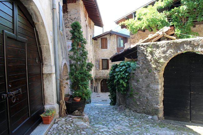 Cosa vedere a Canale di Tenno, borgo medievale trentino Canale-di-Tenno,-centro-storico-Trentino