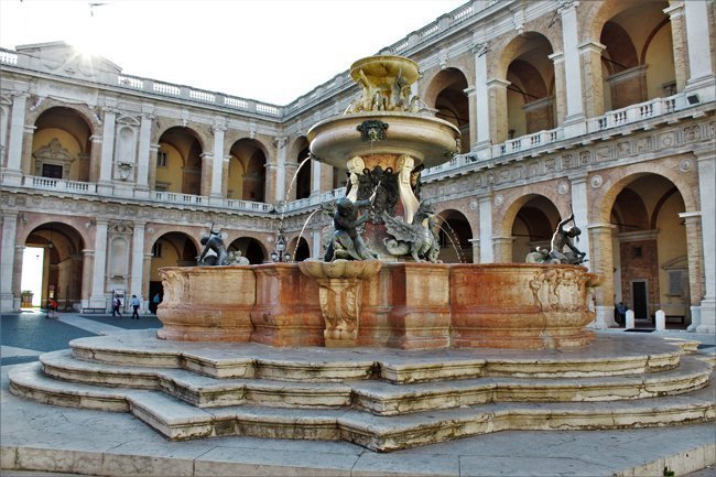 Fontana Maggiore, Piazza della Madonna - Loreto