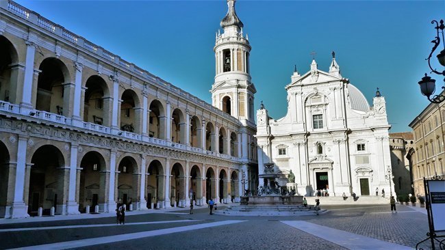 Piazza della Madonna, Loreto