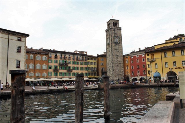 Torre-Apponale-e-Piazza-III-Novembre,-Riva-del-Garda