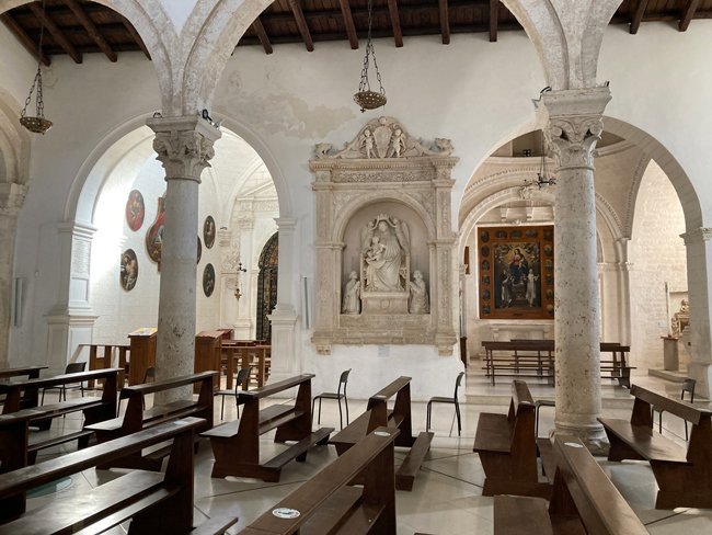 Interno,-Chiesa-di-San-Nicola,-Madonna-in-pietra-Cisternino