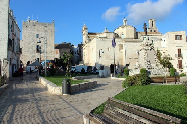 Piazza-Garibaldi,-Cisternino