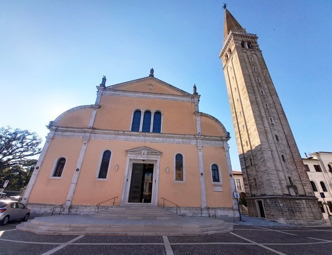 Duomo-e-campanile-di-San-Nicolò,-Sacile