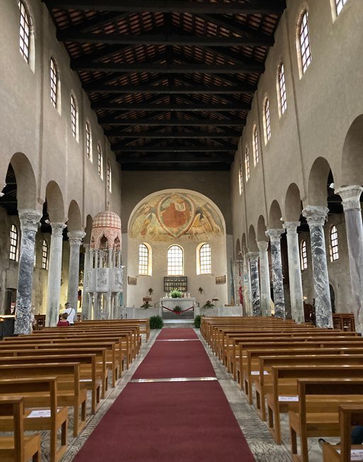 Interno-Basilica-di-Sant'Eufemia,-Grado