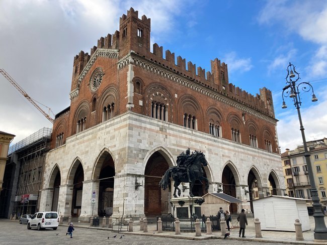 Palazzo-Gotico,-Piazza-Cavalli---Piacenza