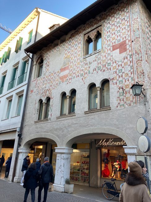 Palazzo-in-via-Vittorio-Emanuele-Pordenone