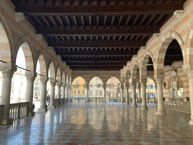 Sotto la Loggia del Lionello, Piazza della Libertà - Udine