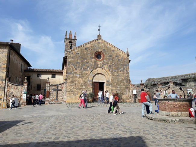 Piazza-Roma-e-chiesa-di-santa-maria-assunta-monteriggioni