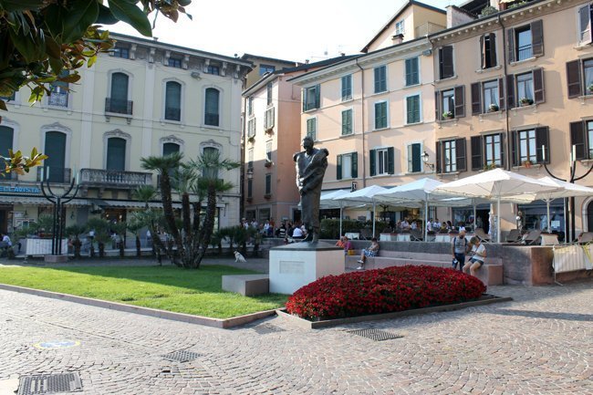 statua-a-Giuseppe-Zanardelli,-lungolago-salò