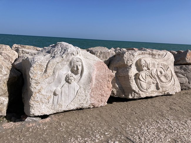 dettaglio sculture, scogliera viva caorle