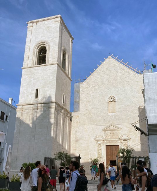 Scalinata-con-poesia-Polignano-a-mare