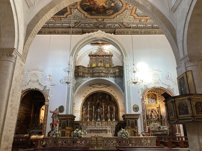 Interno-duomo-di-Polignano