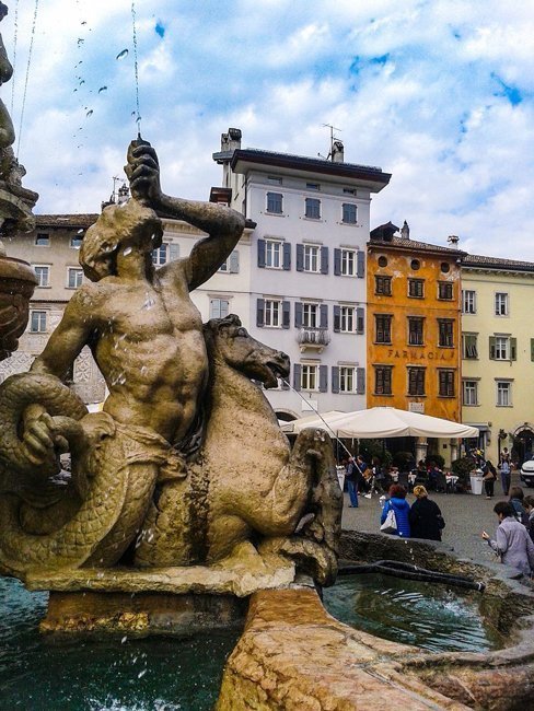 Piazza-e-fontana-del-Nettuno-trento