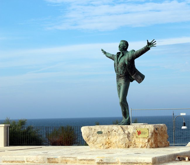 Statua-Domenico-Modugno-Polignano-a-Mare