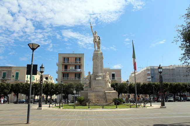 Monumento ai Caduti, Piazza Vittorio Emanuele Monopoli