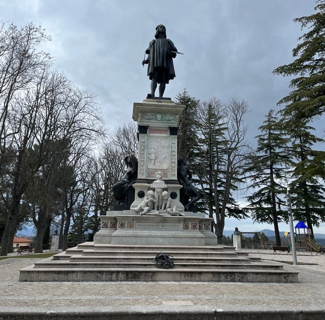 Monumento-a-Raffello-Urbino