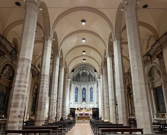 Interno-Chiesa-di-San-Francesco-Gubbio