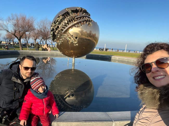 Selfie con la 'Palla' di Pomodoro, Pesaro