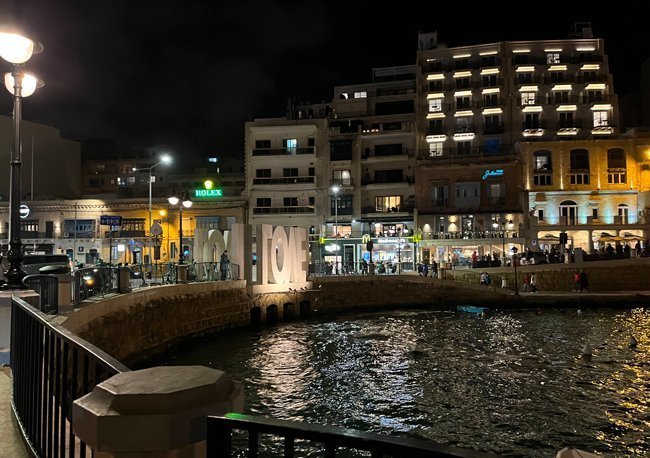 Monumento-love-st-julians-malta