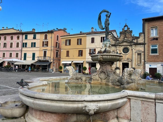 Piazza-XX-settembre-fontana-della-fortuna-e-chiesa-fano