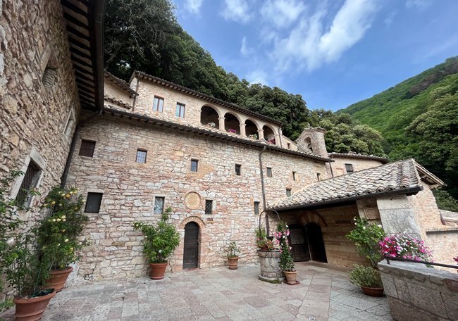 chiostro-pensile-eremo-delle-carceri-Assisi