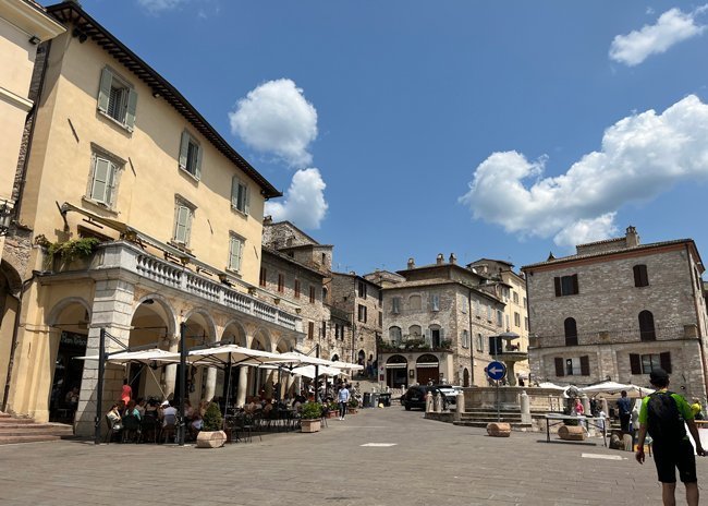 piazza-del-comune-assisi