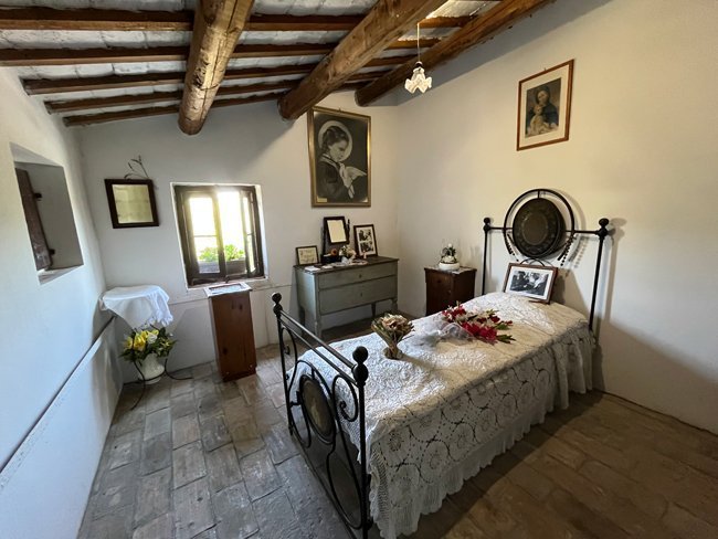 camera-da-letto-casa-di-santa-maria-goretti-corinaldo