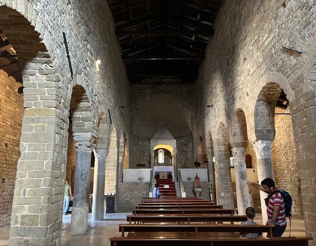 interno-pieve-di-santa-maria-assunta-san-leo