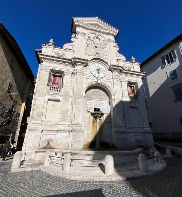 fontana-piazza-del-mercato-spoleto