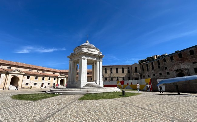 cortile-interno-mole-vanvitelliana-ancona