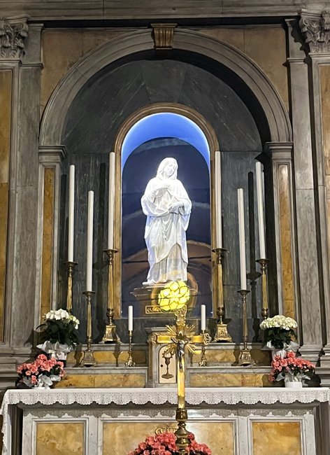 interno-chiesa-di-san-francesco-madonna-andrea-della-robbia