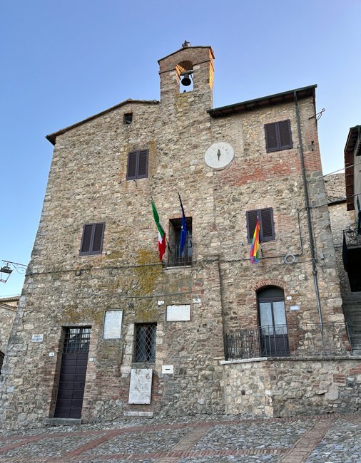 5 cose da vedere a Castiglione d'Orcia e dintorni municipio-piazza-il-vecchietta-castiglione-d'orcia