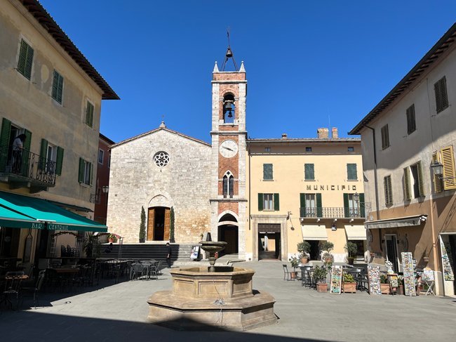 piazza-della libertà-e-chiesa-di-san-Francesco-san-quirico-d'orcia