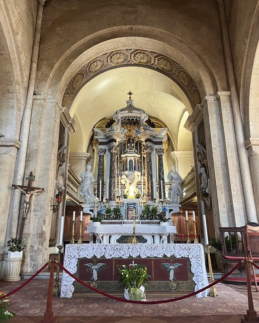 interno-Collegiata-di-San-Quirico-e-Giulitta,-San-Quirico-d'Orcia