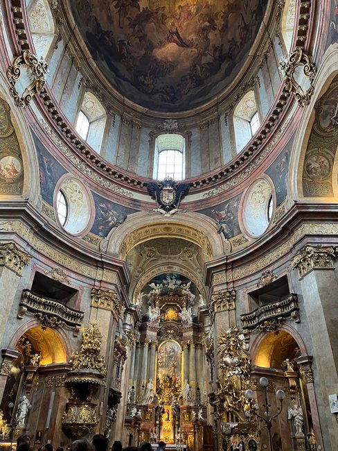 interno-chiesa-di-san-pietro-vienna