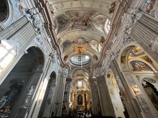 interno-chiesa-di-sant'anna-cracovia